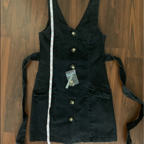 ASOS DESIGN washed black denim sleeveless button pinafore mini dress. - Picture 15 of 16